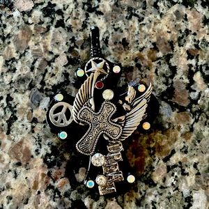 Cross pendent never worn